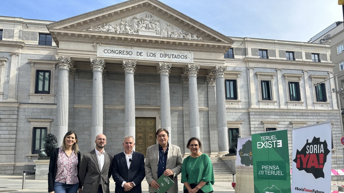 Representantes de Soria Ya, Tereuel Existe y Cuenca Ahora el jueves, en el Congreso de los Diputados. 
