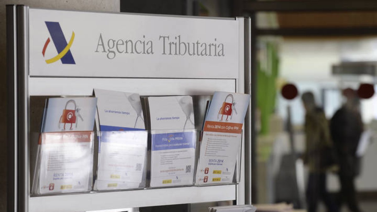 La Junta inicia el trámite de la ley de medidas tributarias que incluye una nueva rebaja del tipo mínimo del IRPF al 8,5%.