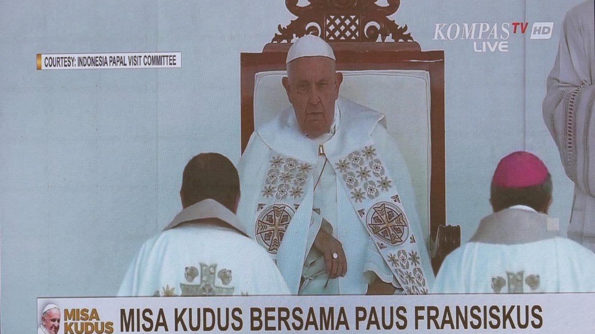 Personas siguen en una pantalla gigante la misa en vivo del papa Francisco en el estadio Gelora Bung Karno en Yakarta, el 05 de septiembre de 2024. EFE/EPA/BAGUS INDAHONO