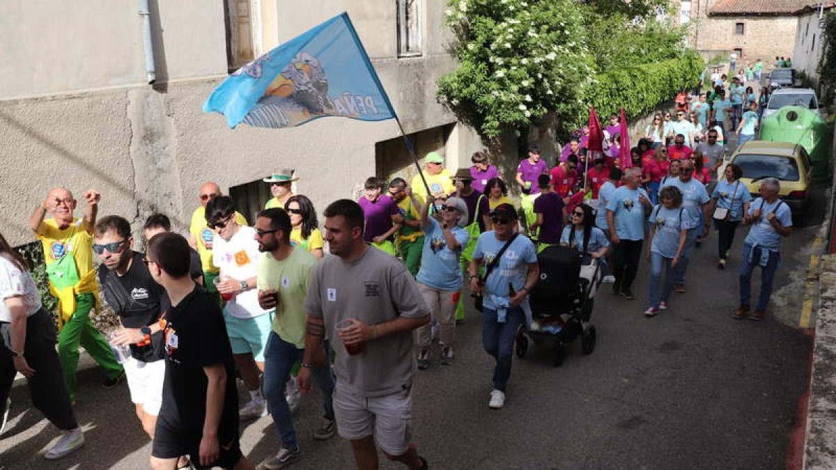 Vuelve el encuentro de las peñas, que recorrerán los bares de la villa el sábado.  CAMPOS