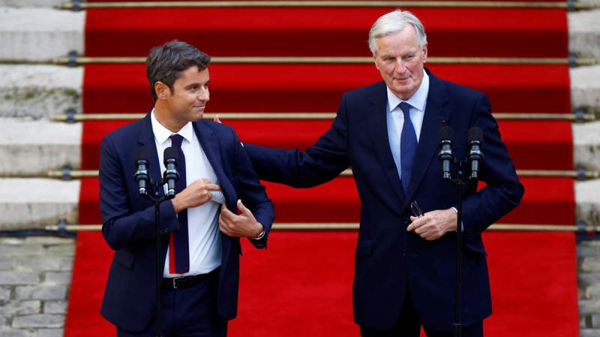 El nuevo presidente Michel Barnier (d) ayer, con Gabriel Attal en el acto de relevo. SARAH MEYSSONNIER