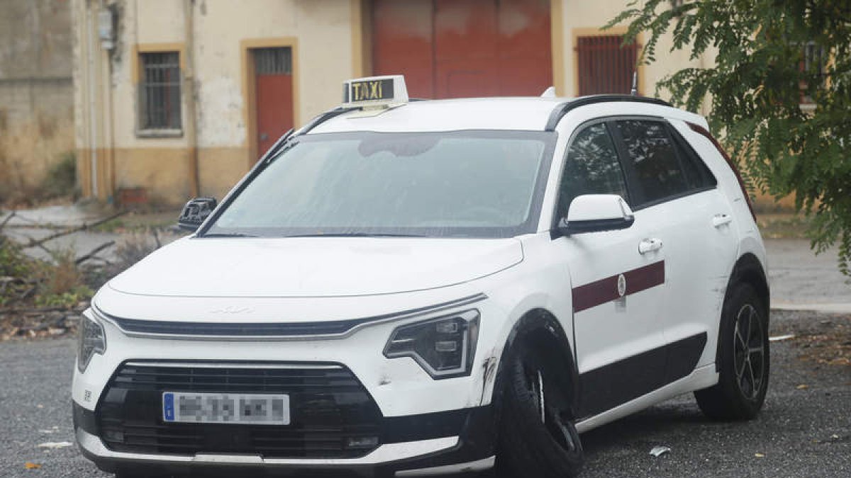 Estado en el que quedó el taxi de las fugas locas.  ÁNGELOPEZ