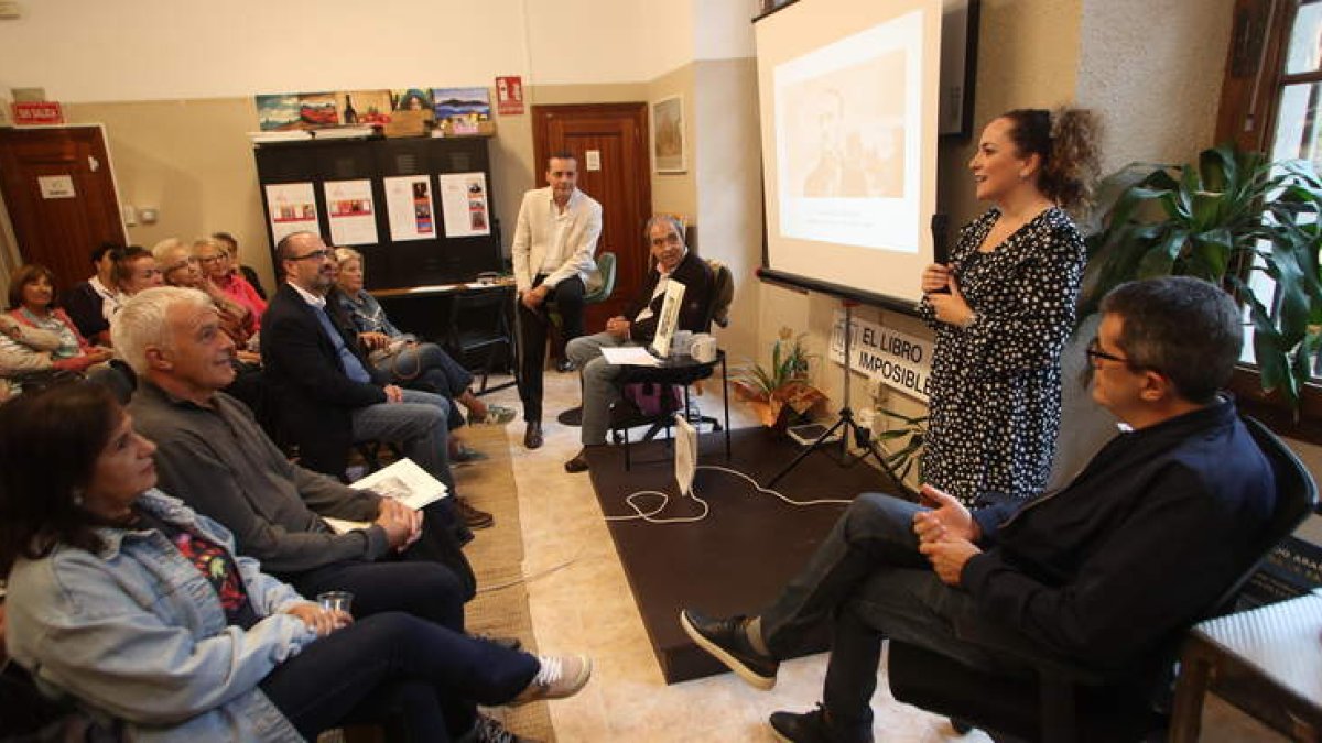Un momento de la presentación del nuevo trabajo de Fidalgo en El Libro Imposible. L. DE LA MATA