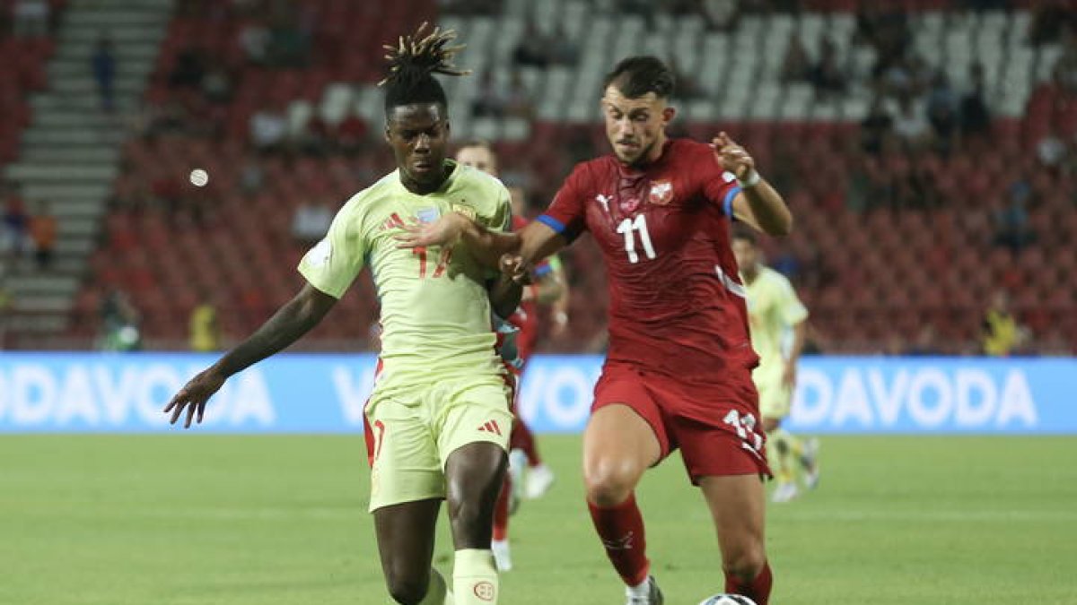 El serbio Lazar Samardzic pelea por la posesión del balón con Nico Williams.