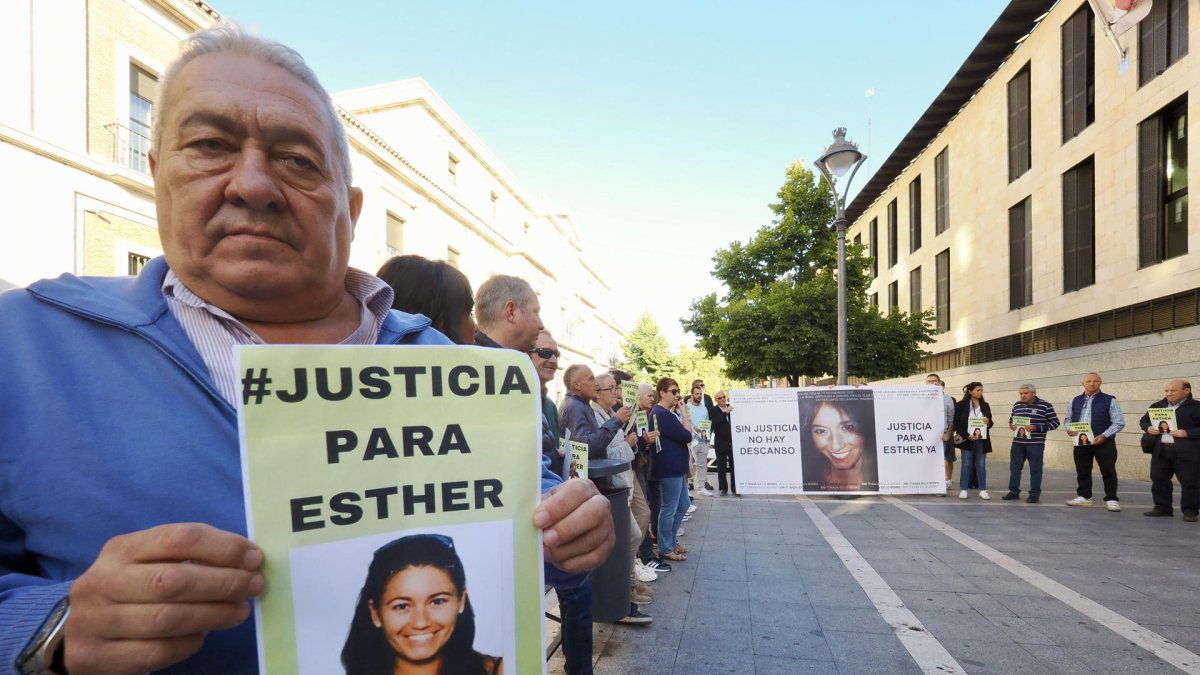 Allegados de Esther López, la mujer vista con vida por última vez la madrugada del 13 de enero de 2022 y hallada muerta en una cuneta el 5 de febrero del mismo año en Traspinedo (Valladolid), han convocado este viernes una concentración ante los Juzgados, donde comparecen varios peritos dentro de las diligencias de instrucción del caso. 