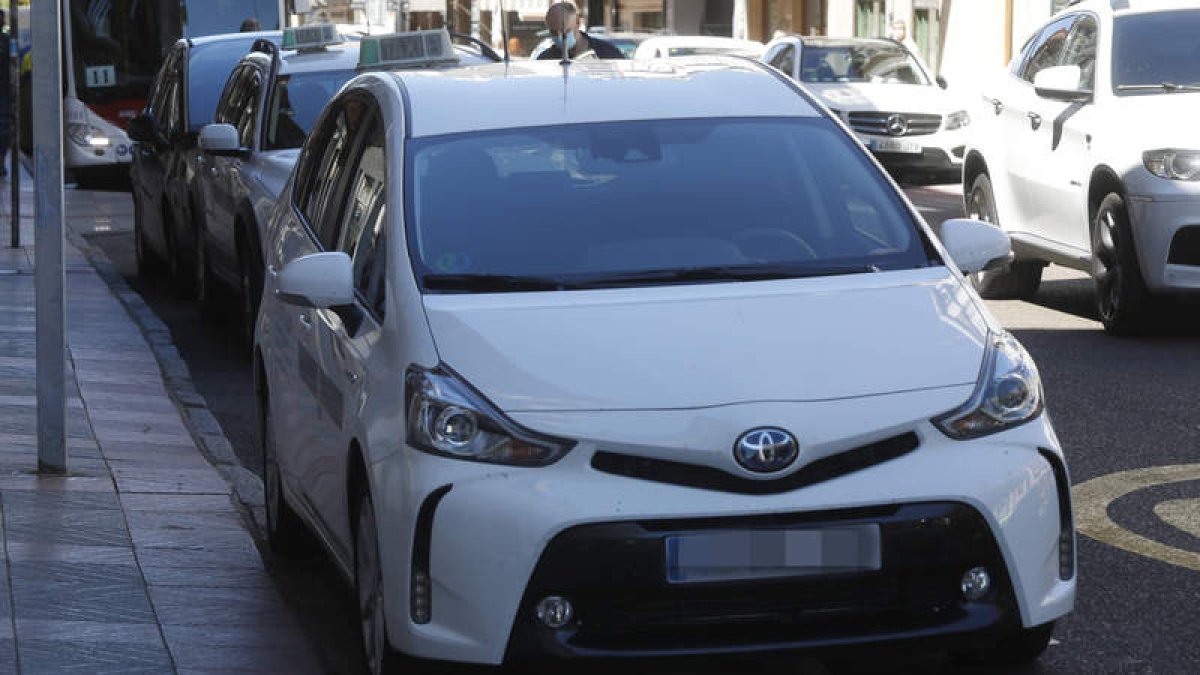 Taxis en una parada de la capital leonesa.