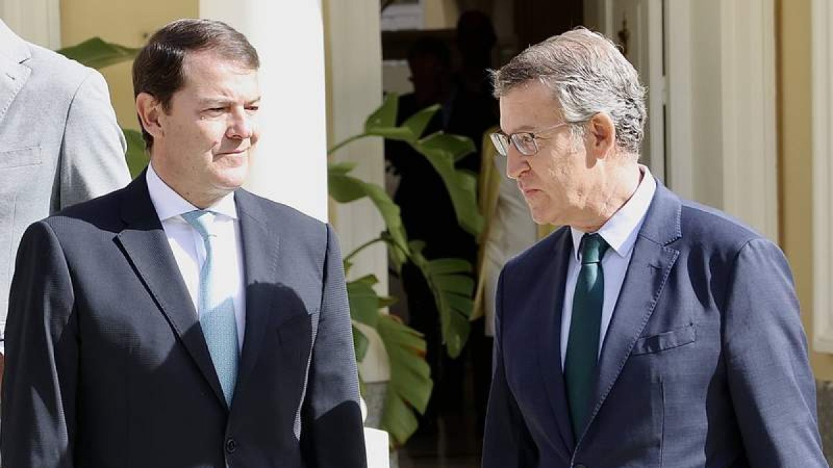 Mañueco con Feijóo ayer, en la cumbre de presidentes del PP.  JUAN LÁZARO