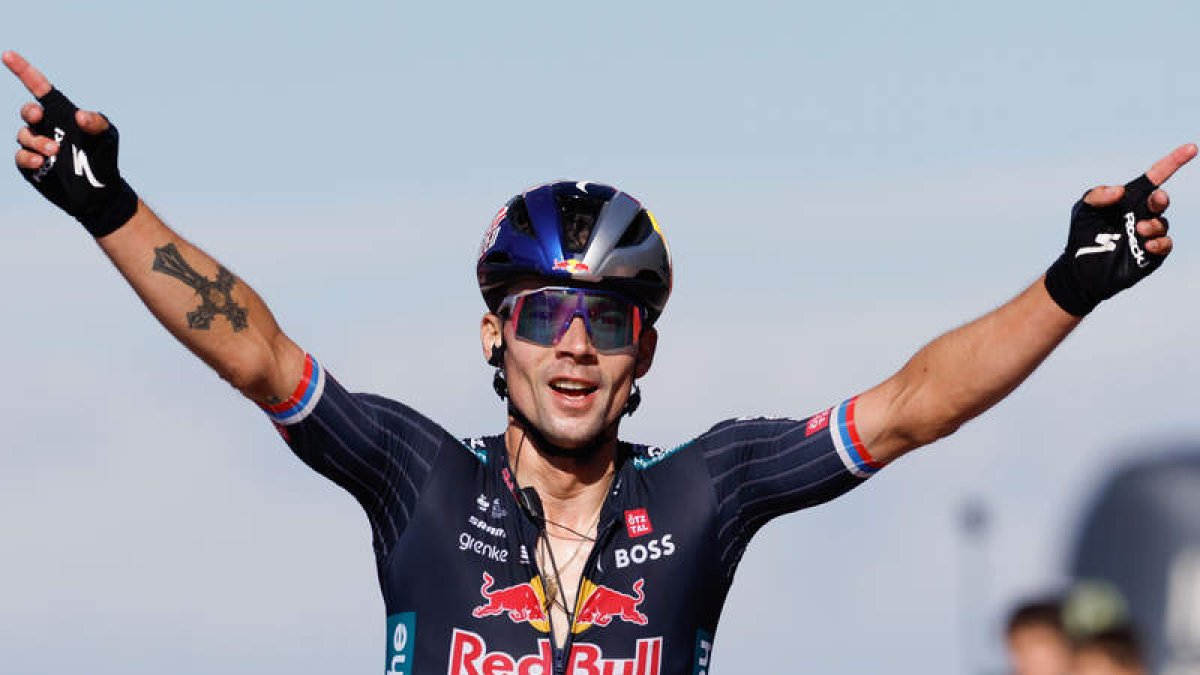 Roglic celebra su triunfo y liderato en el Alto de Moncalvillo. LIZÓN