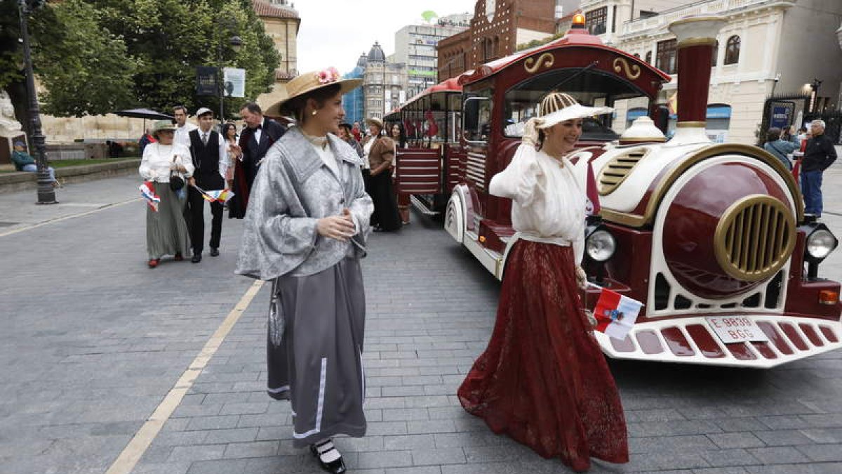 Una familia vestida de época posa para un retrato en el ‘photocall’ instalado en Ruiz de Salazar. El tren histórico a su llegada a Botines.  RAMIRO