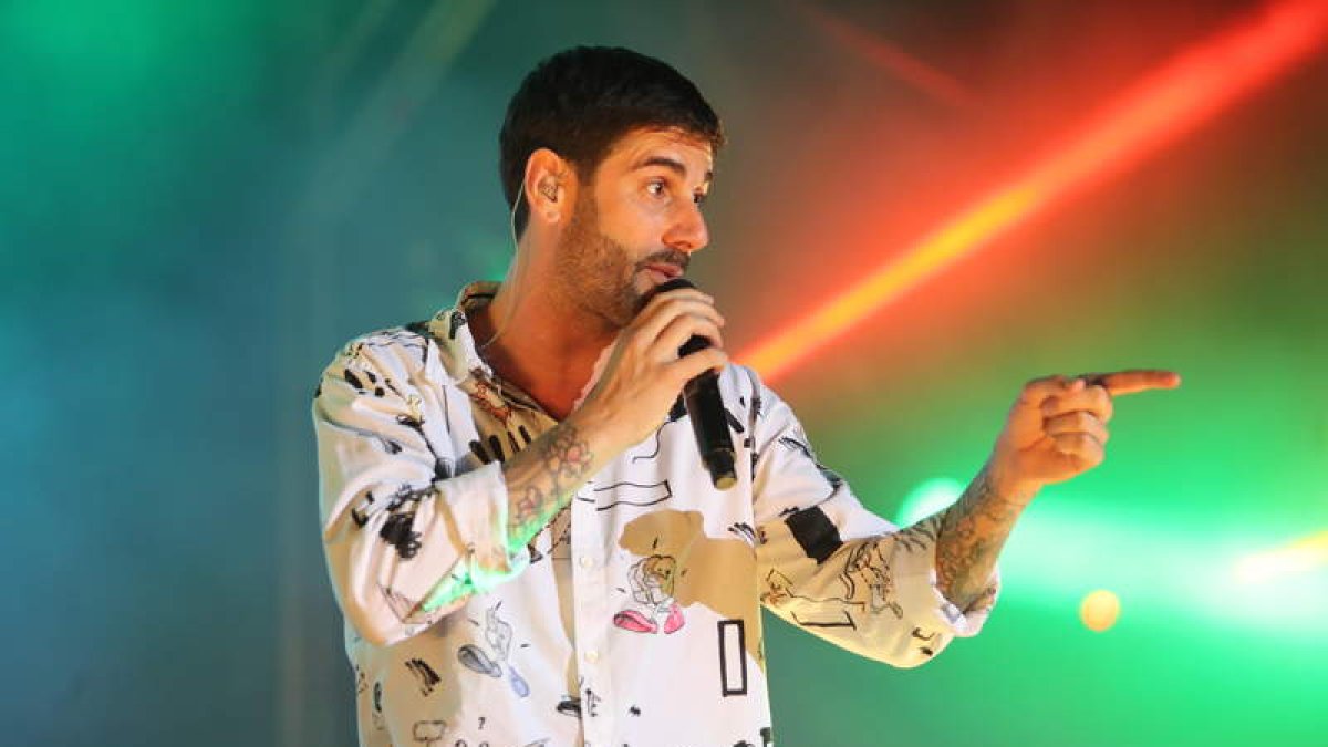 Melendi, en su actuación en Ponferrada en 2017.  DE LA MATA