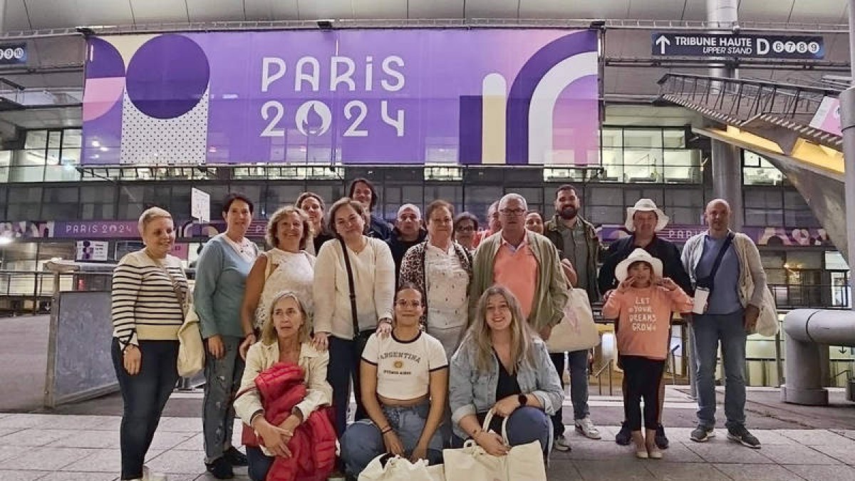 Foto de los clientes de Gadis que han viajado a París. DL