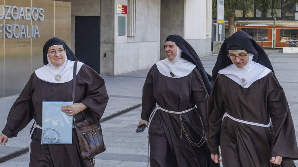 Sor Paz, a la derecha, con las otras monjas ex clarisas.  SANTI OTERO