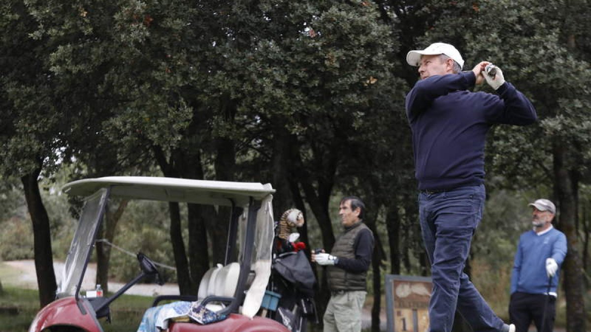 Uno de los participantes en el Torneo Clasificatorio de Diario de León en el León Golf. RAMIRO