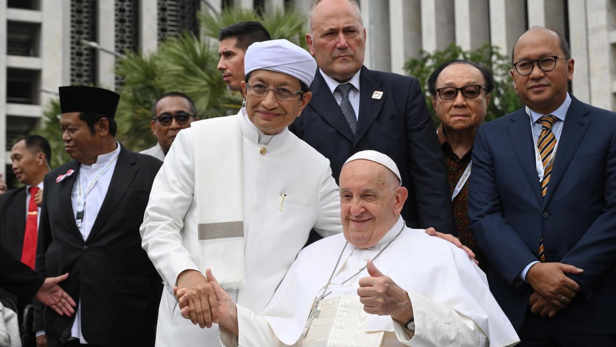 El papa Francisco junto al gran imán, Nasaruddin Umarde, en la mezquita Istiqlal de Yakarta.
                      EFE/EPA/ALESSANDRO DI MEO