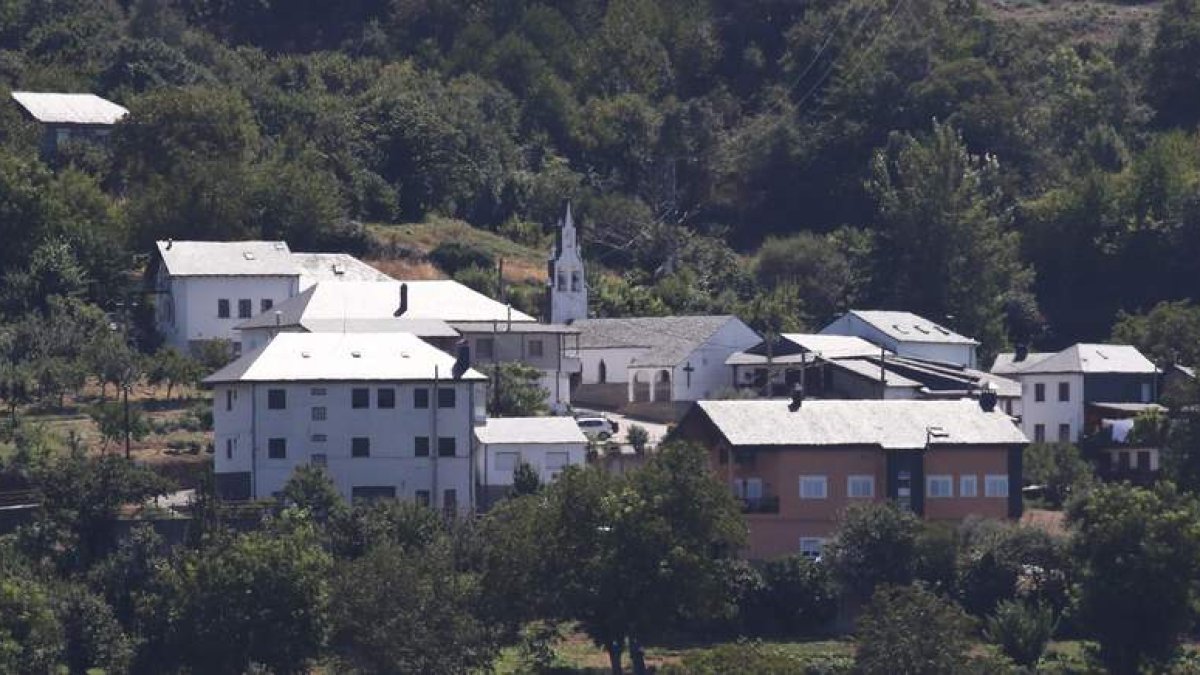 Vista parcial del núcleo central de Benuza, con la trasera del edificio consistorial y la iglesia al fondo.  ANA F. BARREDO