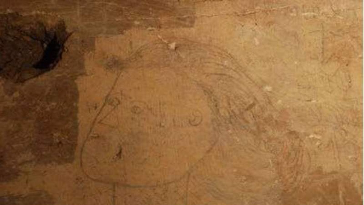 Imagen de una gran cabeza femenina en las paredes de la capilla de los Omaña. DL
