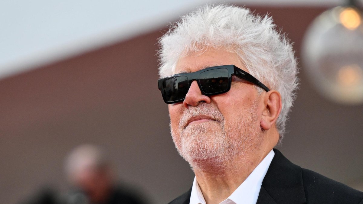 El cineasta español Pedro Almodóvar este sábado en la alfombra roja del 81 Festival de cine de Venecia. EFE/EPA/ETTORE FERRARI