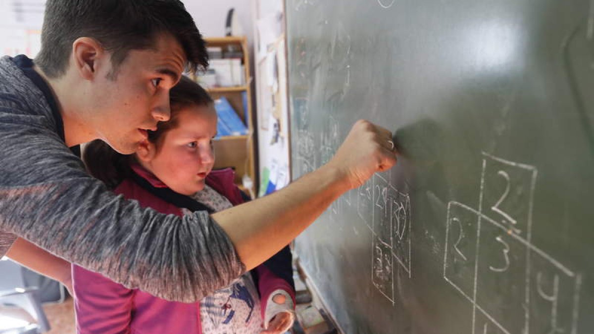 Un profesor trabaja con un alumno en imagen de archivo.  RAMIRO