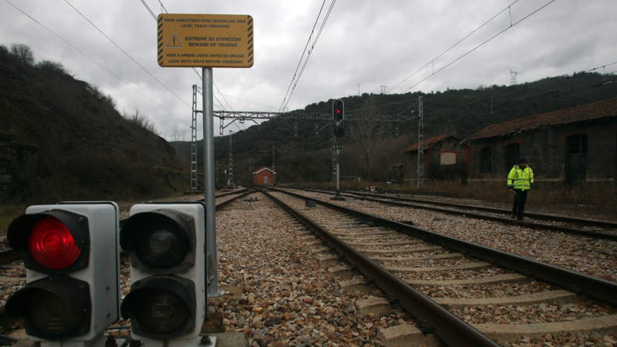 Adif no descarta hacer también la variante y un doble ferrocarril entre León y Galicia
