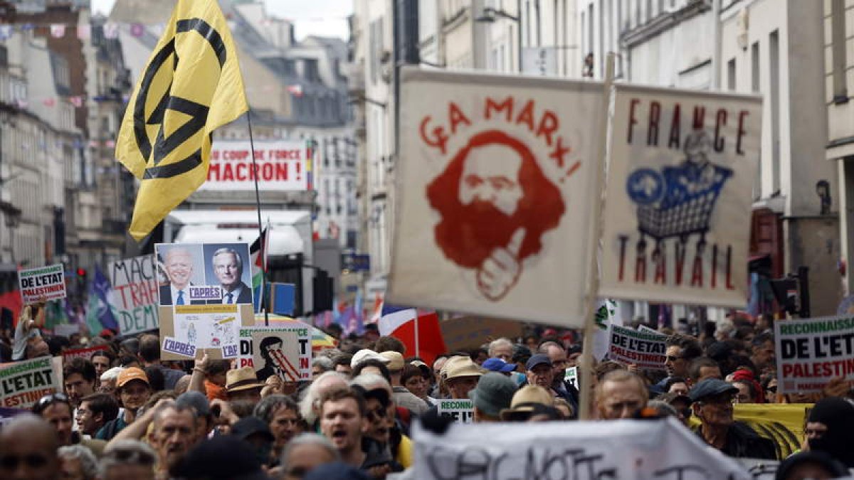 Manifestación contra Macron y Barnier ayer, en París. YOAN VALAT