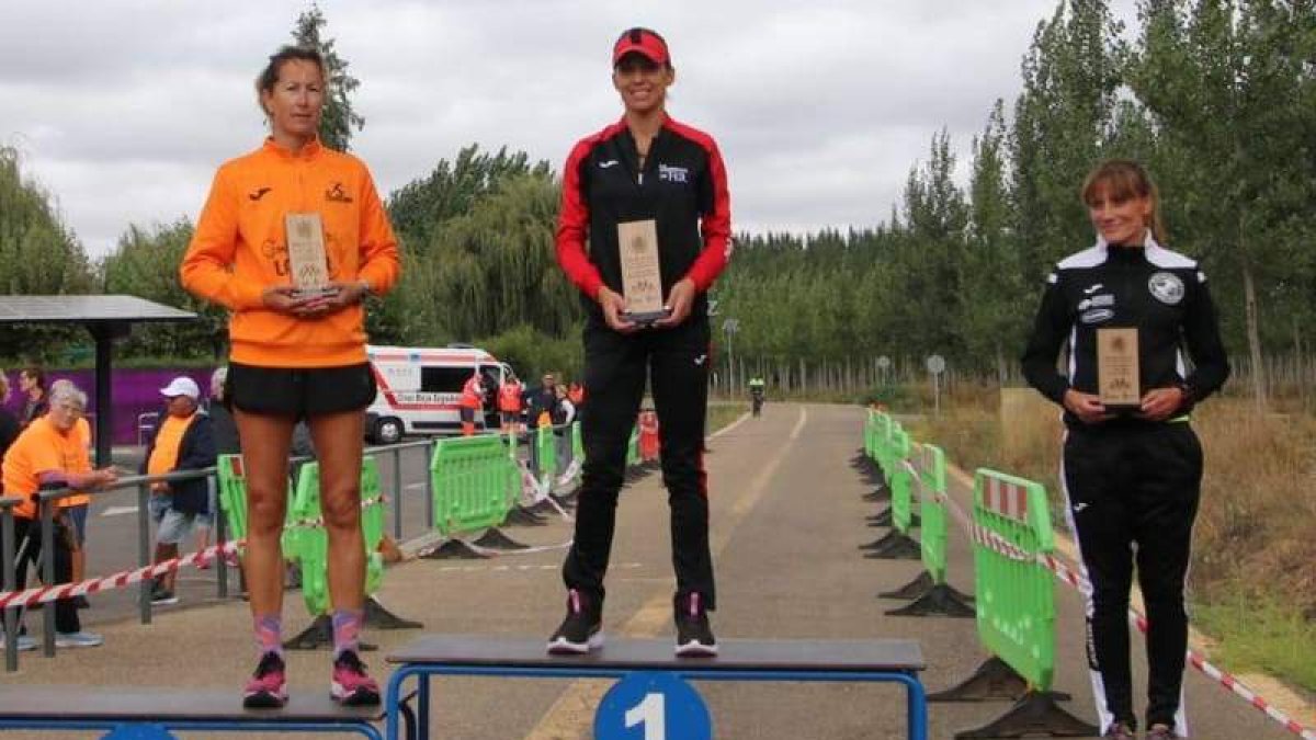 Podio femenino de la carrera El Cachón de la Isla en Valencia de Don Juan.  DL