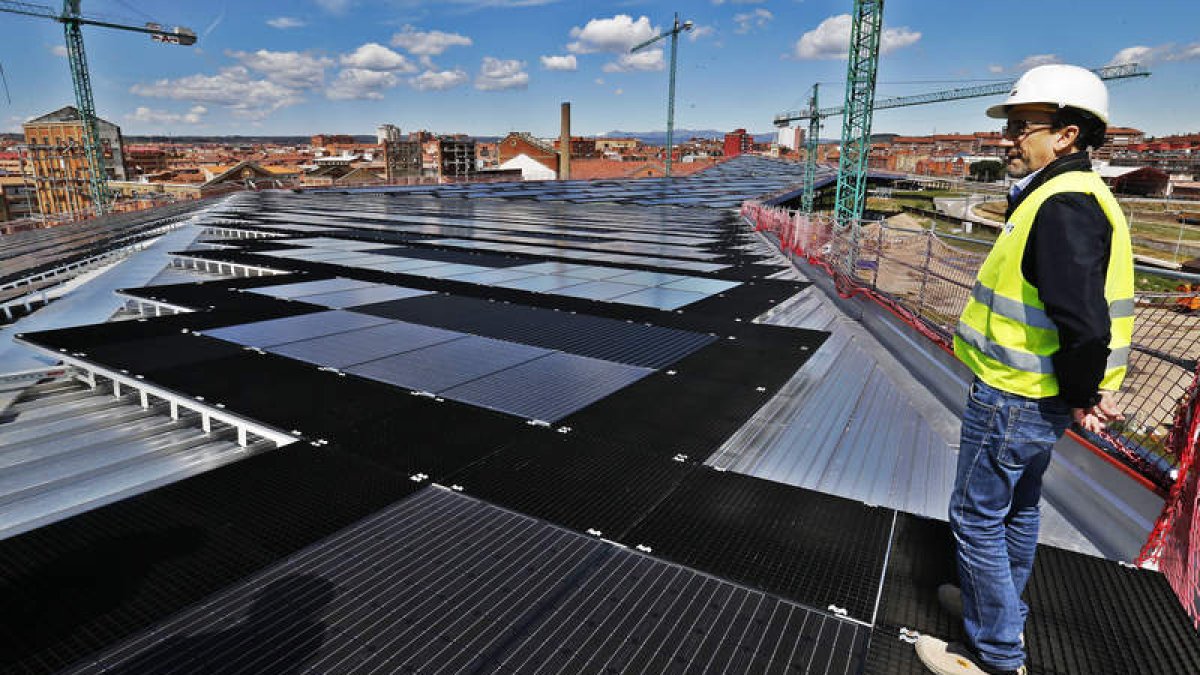 Placas solares que cubren el Palacio de Congresos de León.   RAMIRO