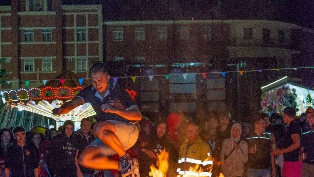 La tradicional hoguera y las peñas por las calles de Valencia de Don Juan animaron la fiesta.  DL