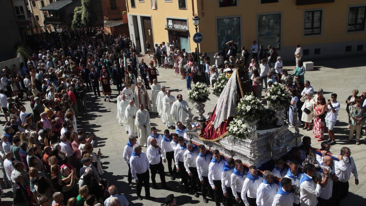 Paso procesional con la Virgen de la Encina, portada por habitantes de los pueblos de Benuza.  L. DE LA MATA