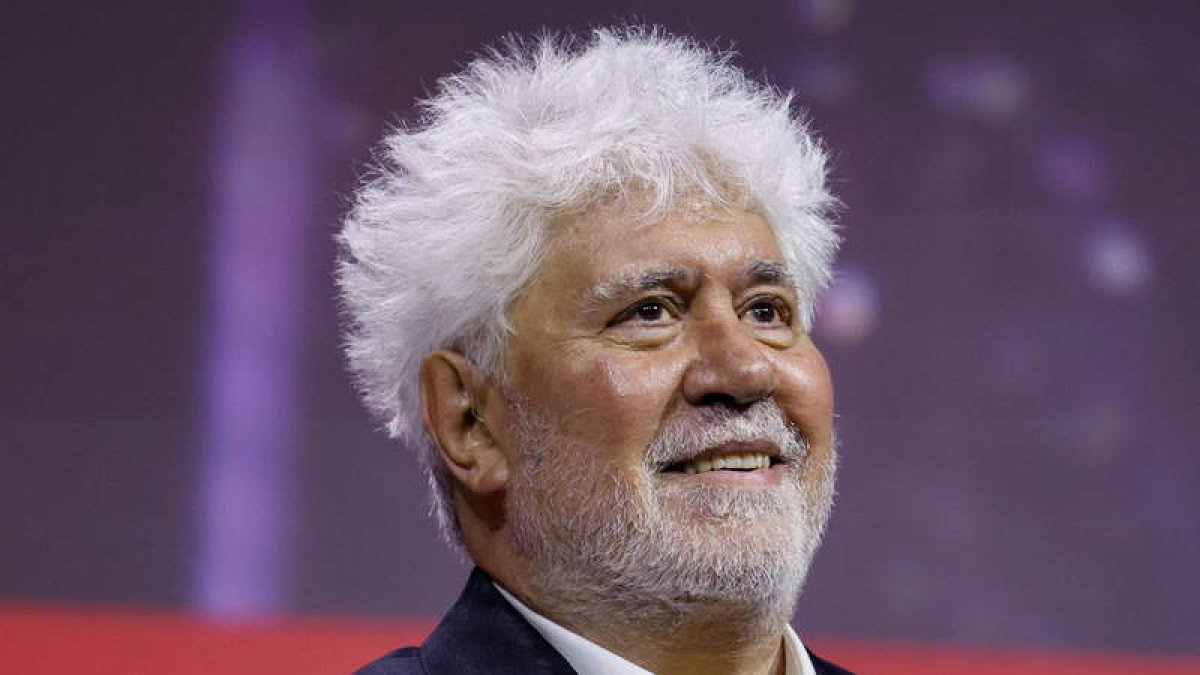 Almodóvar tras recibir el León de Oro de La Mostra. FABIO FRUSTACI