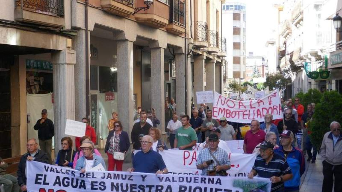 Los manifestantes portaban pancartas contra la instalación de la planta. TISTA RUBIO