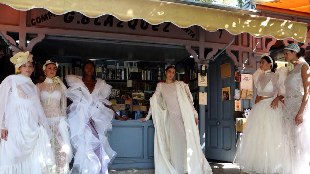 Una parada en el desfile por la Cuesta de Moyana de las novias de María Lafuente.  BENITO ORDÓÑEZ