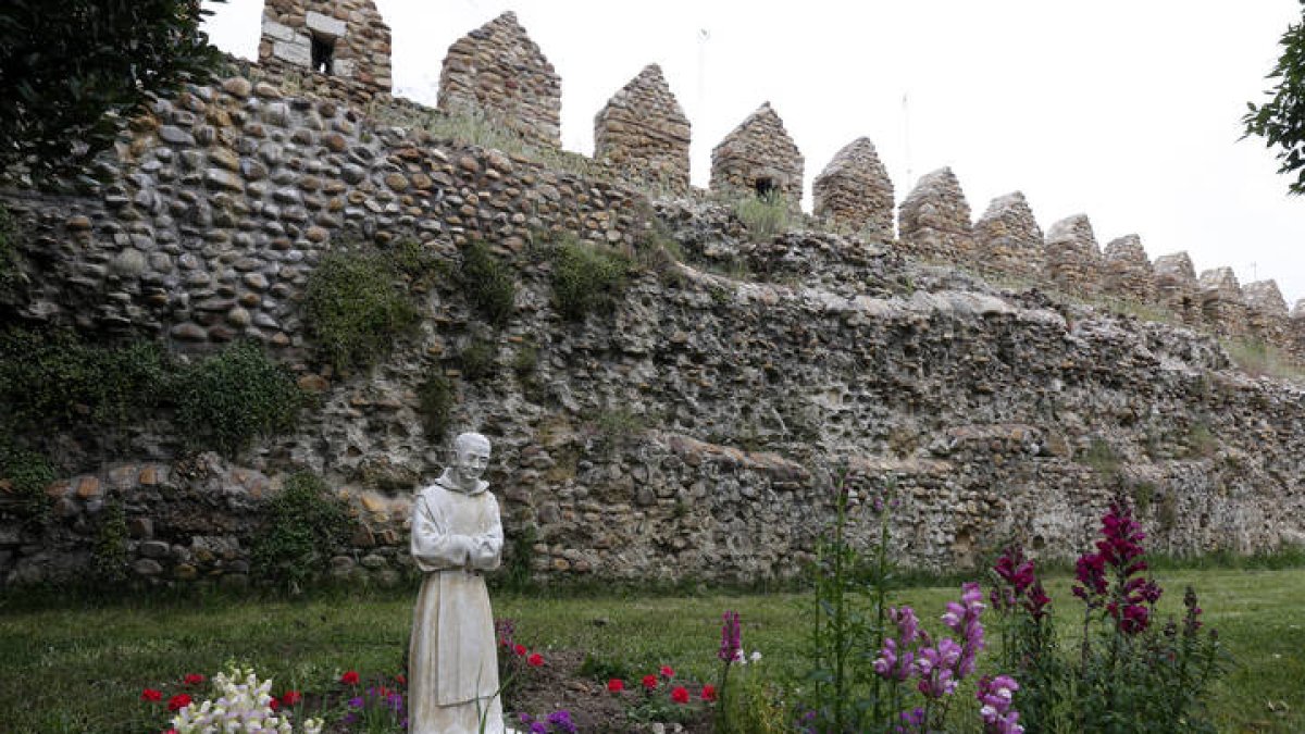 La Cerca Medieval desde el interior del convento de las Carbajalas.