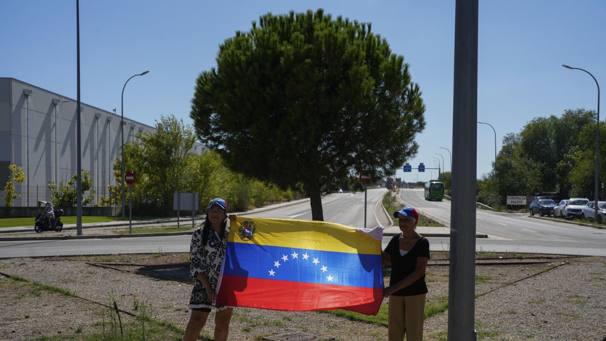 Simpatizantes del excandidato opositor a la Presidencia de Venezuela, Edmundo González Urrutia, este domingo en la puerta de la base aérea de Torrejón de Ardoz (Madrid). EFE/ Borja Sánchez-trillo