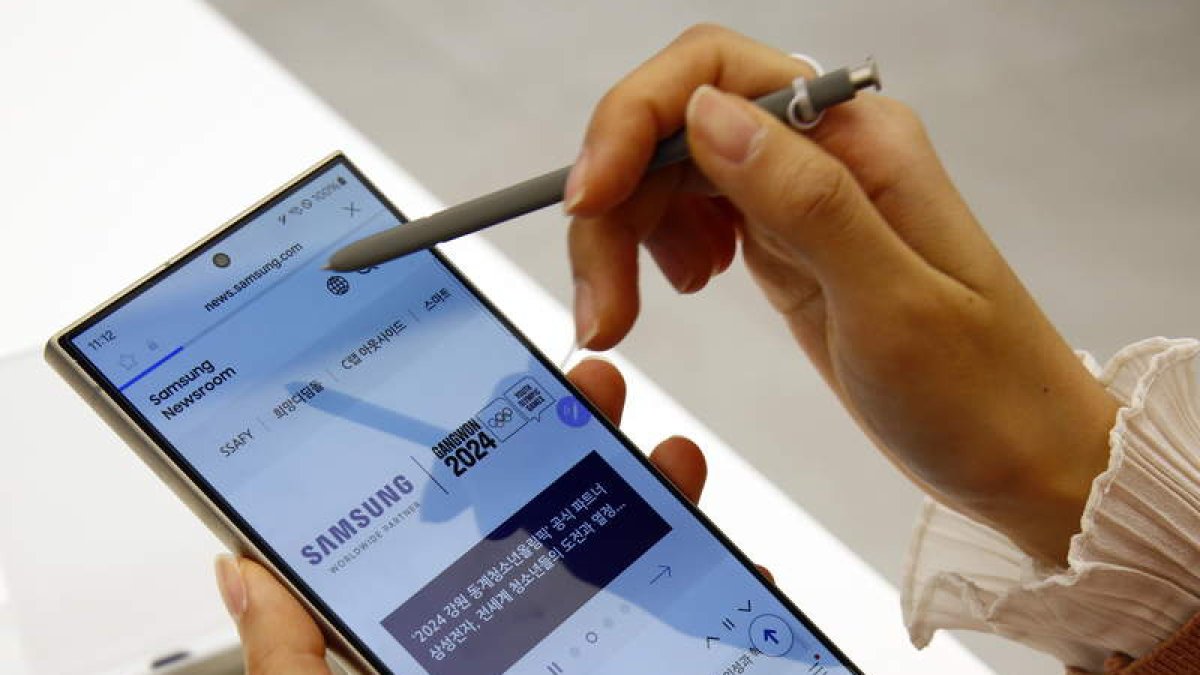 Un usuario maneja un teléfono inteligente.  efe