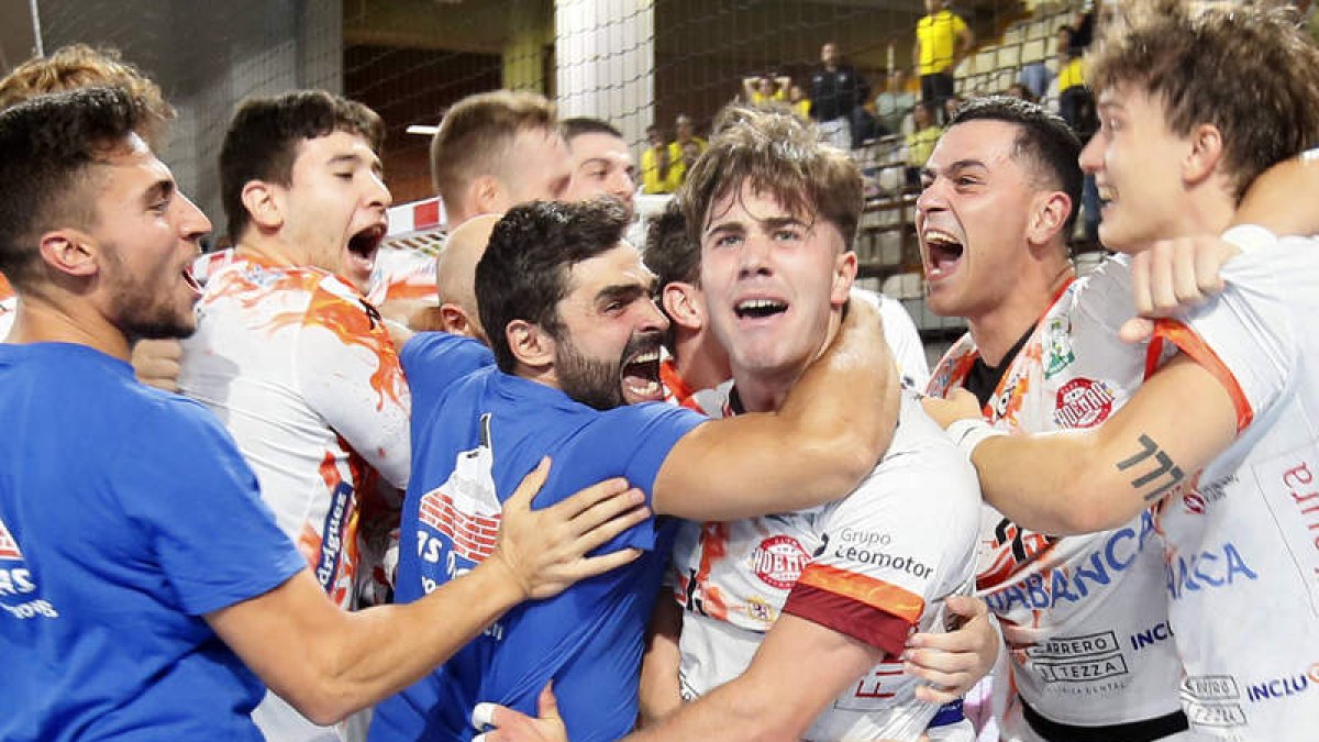 El Ademar celebra la clasificación para la Liga Europea con Carlos Álvarez a la cabeza. ÁNGELÓPEZ