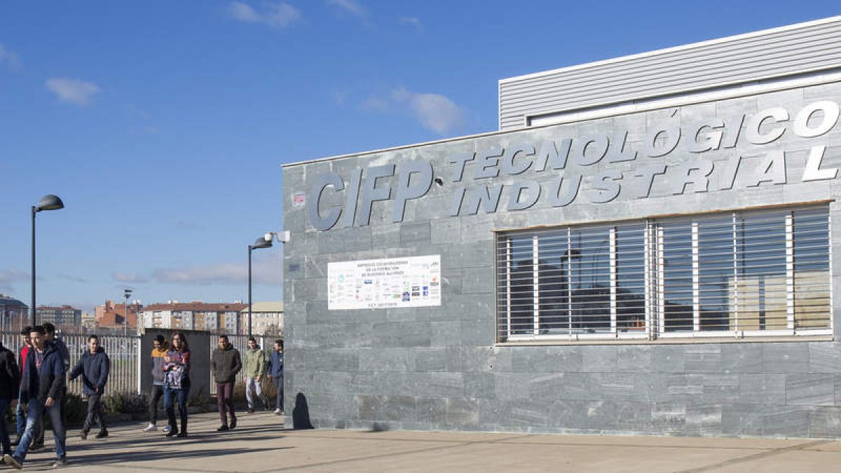 Alumnos a la salida de sus clases en el Centro Integrado de FP Tecnológico Industrial.  FERNANDO OTERO