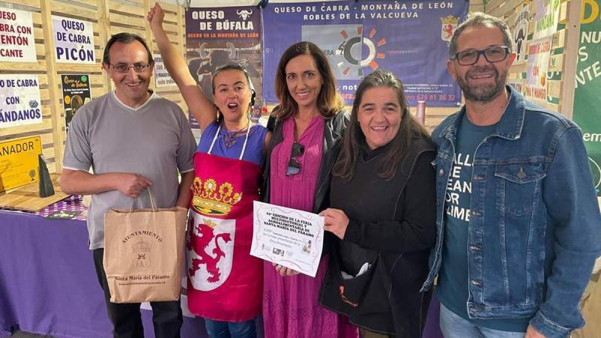 La alcaldesa, Alicia Gallego, con algunos de los participantes premiados en la feria.  DL