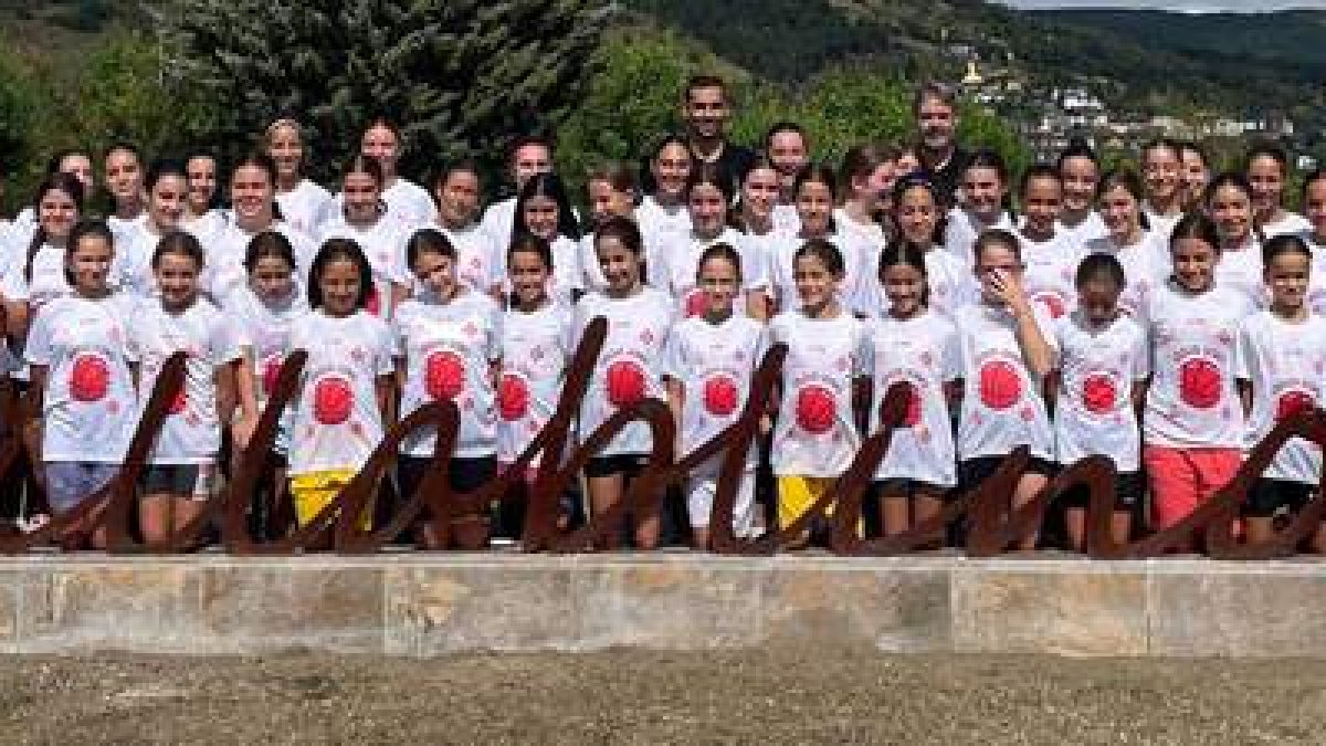 Pepe Estrada junto con las deportistas y los entrenadores del Colegio Leonés que realizaron parte de la pretemporada en Villablino. DL