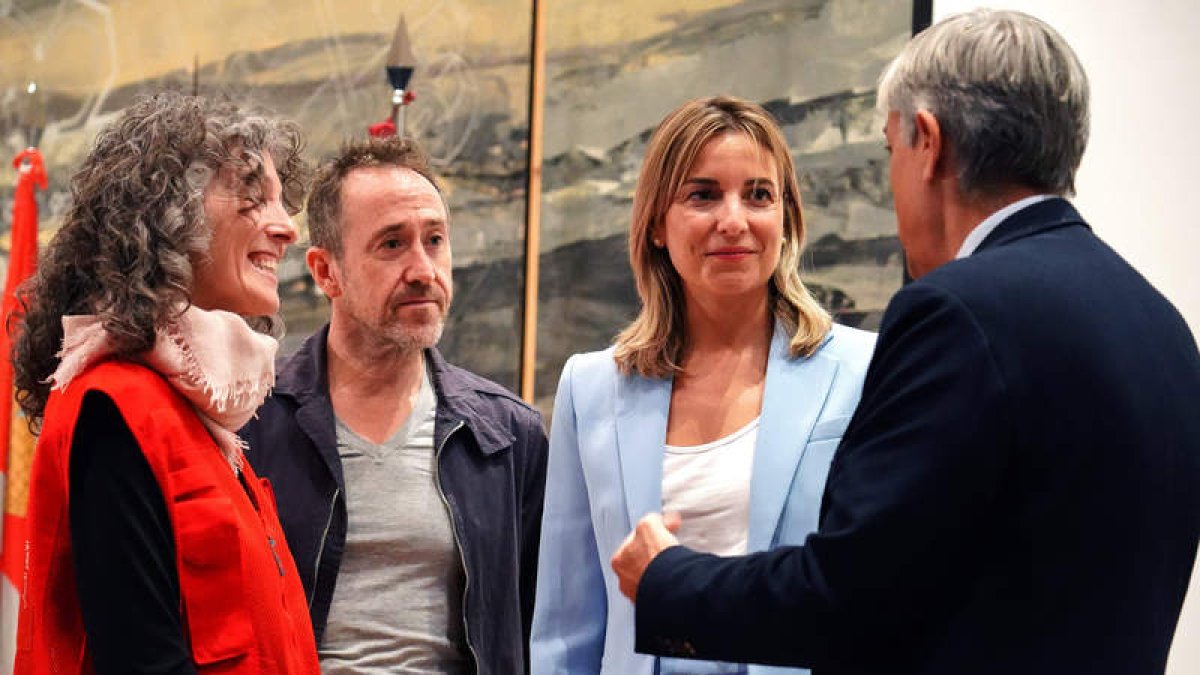 Irene Muñoz, segunda por la derecha, conversa con Eduardo Diego y cooperantes de León. CAMPILLO