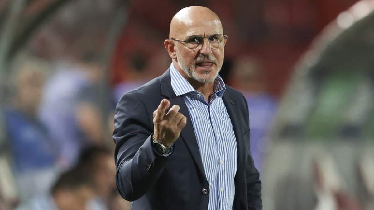 El seleccionador de España, Luis de la Fuente, corrige a sus jugadores en la Liga de Naciones.  ANDREJ CUKIC