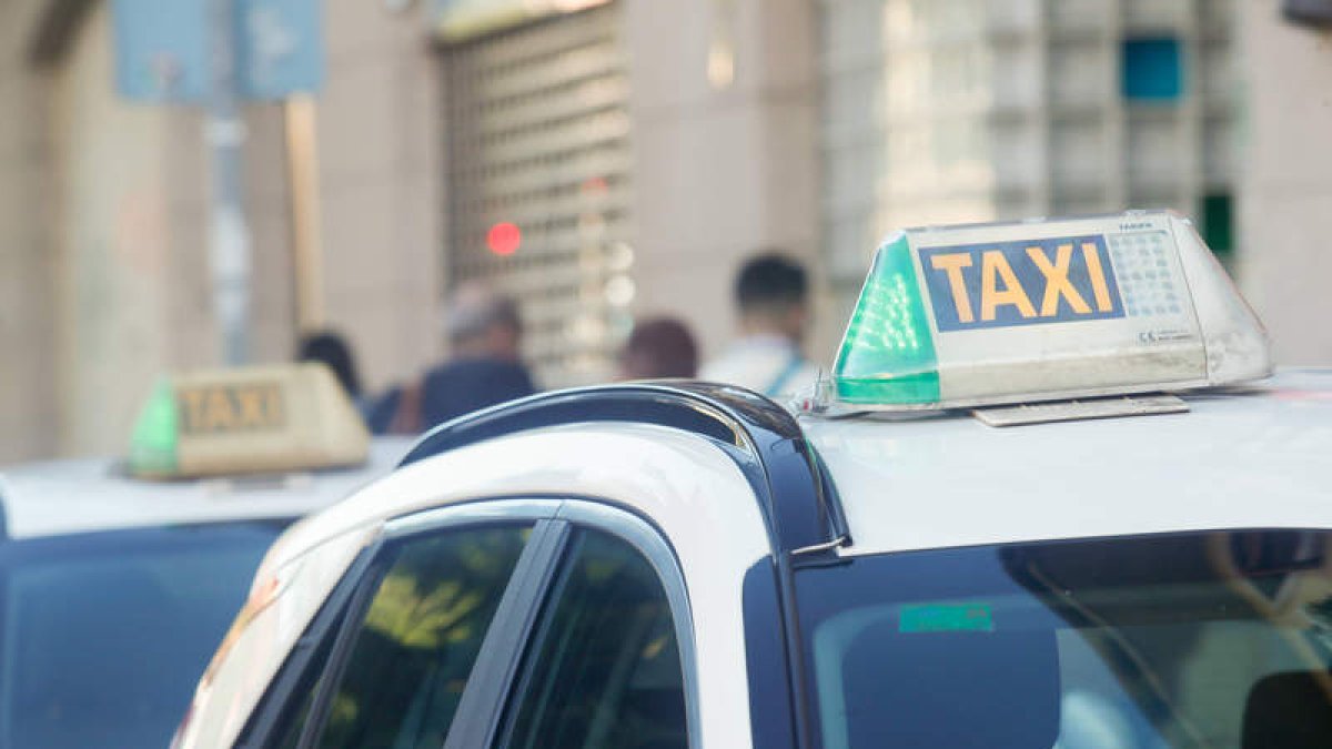 El colectivo del taxi exige soluciones. ÁNGELOPEZ