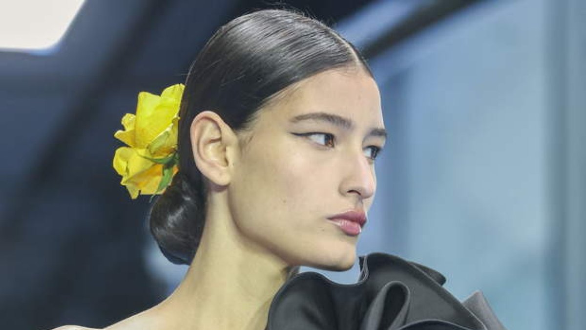 Una modelo con un vestido de la colección floral de Carolina Herrera. SARAH YENESEL