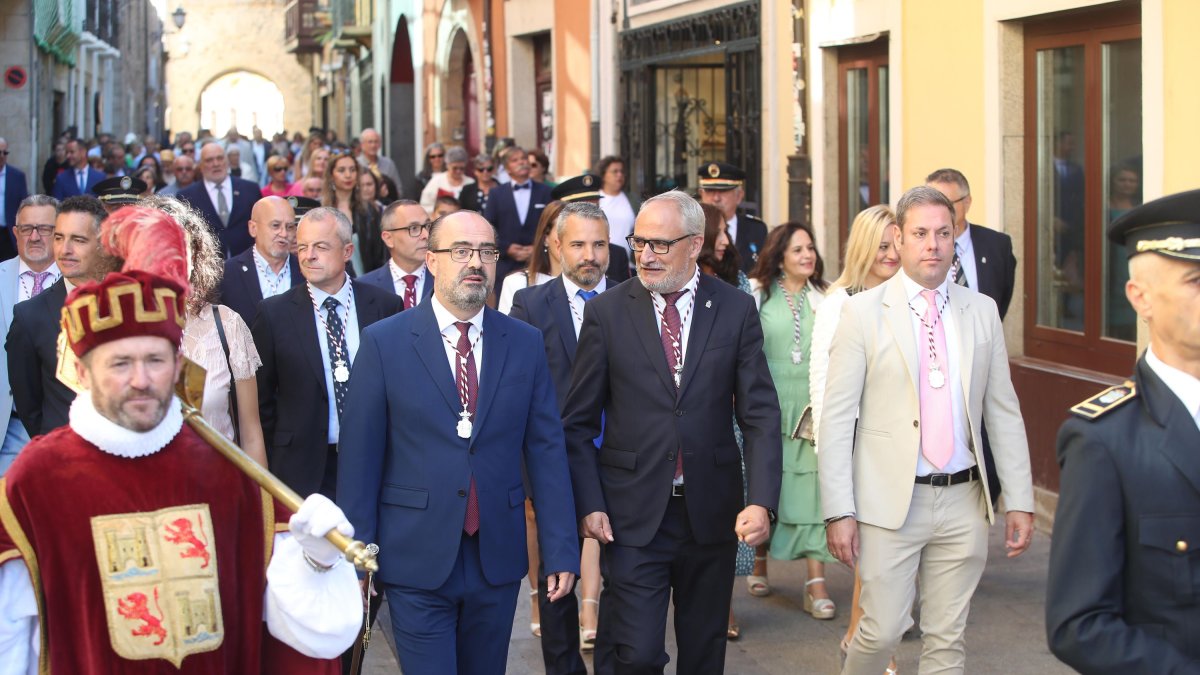 El alcalde y el presidente del Consejo, camino de la Ofrenda.