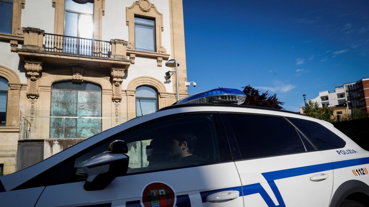 Un coche de la Ertzaintza accede al garaje del Palacio de Justicia de San Sebastián en una imagen de archivo. EFE/Javier Etxezarreta