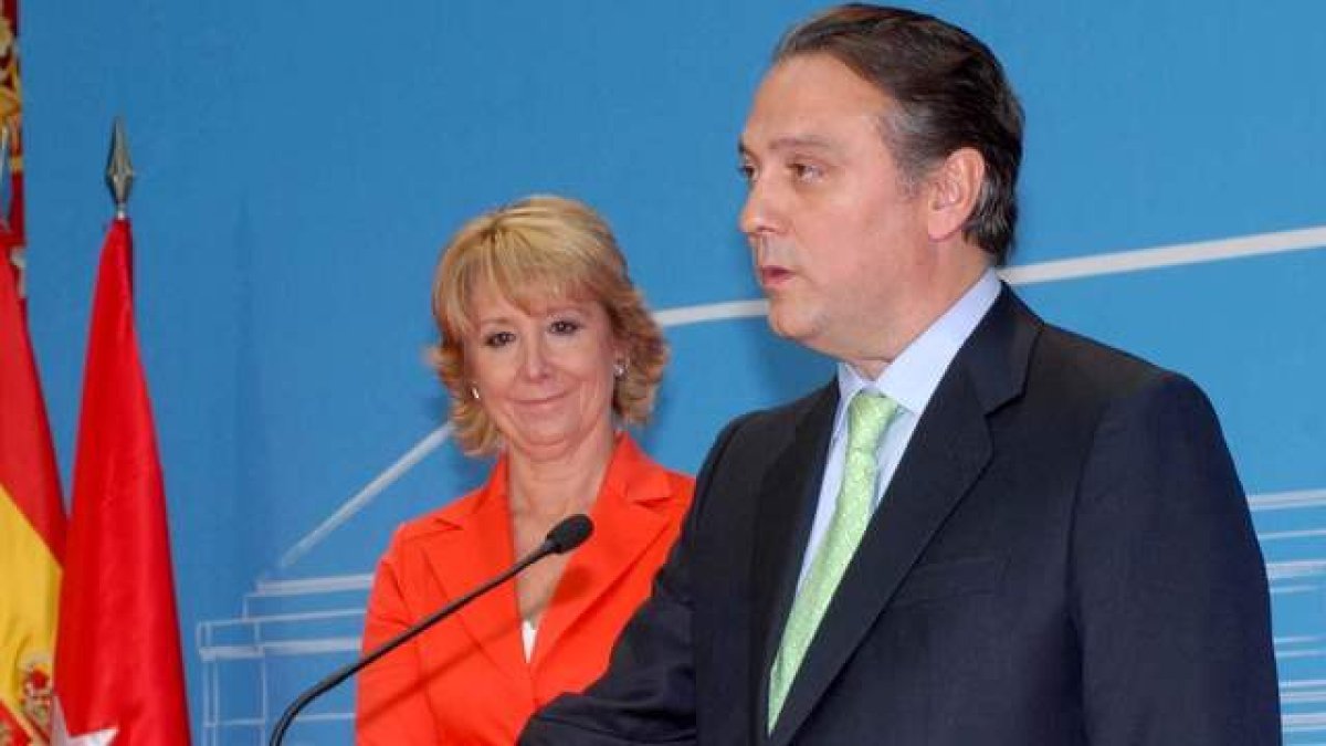 Alfredo Prada con Esperanza Aguirre el 27 de junio de 2007. EFE
