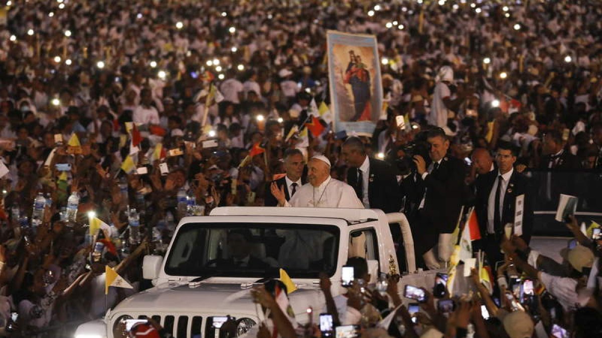 Multitudinario recibimiento al Papa en Timor Oriental. ANTONIO DISIPARU