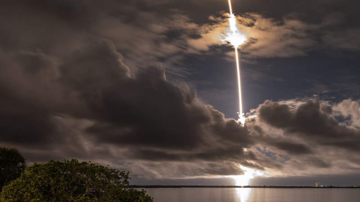 Varias personas observan el despegue de ‘Polaris Dawn’. CRISTOBAL HERRERA-ULASHKEVICH