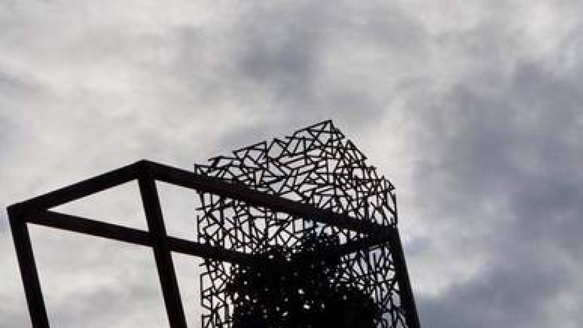 La escultura ‘El abrazo’. DL