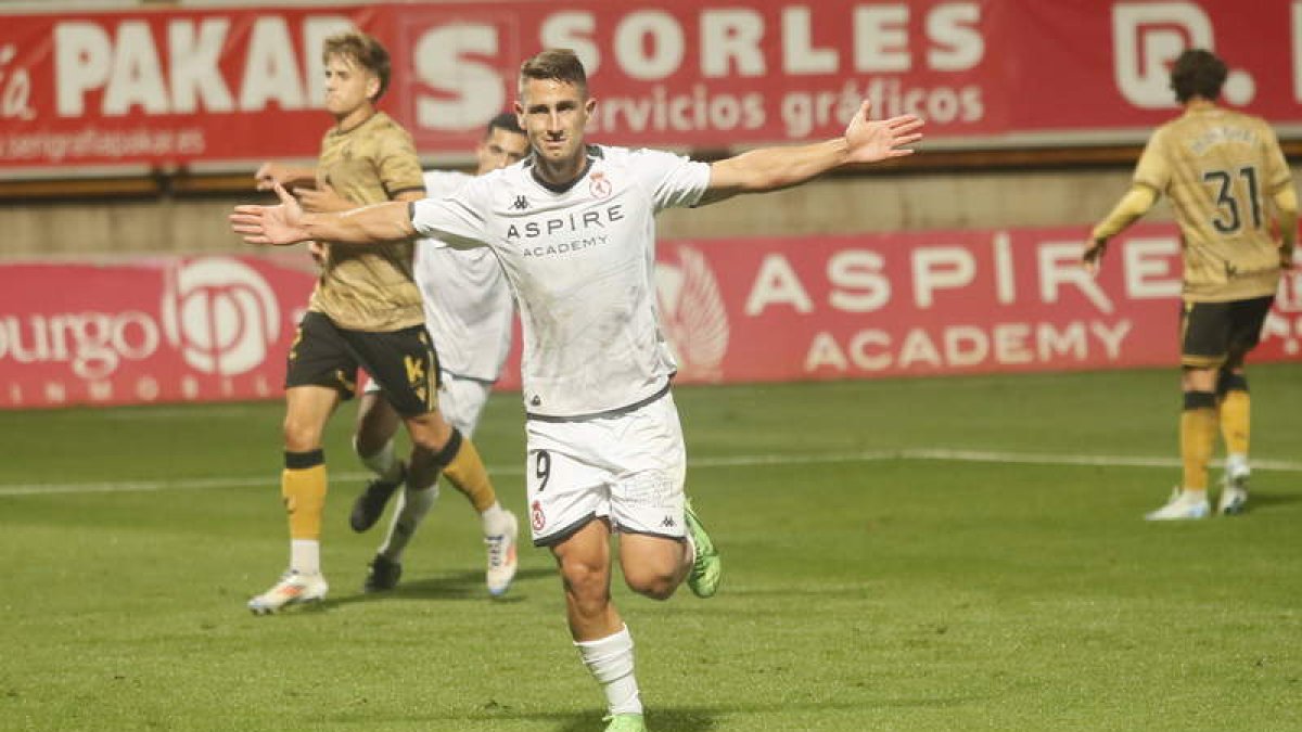 Manu Justo celebra el gol anotado al transformar un penalti que él mismo fabricó ante la Real Sociedad B.  ÁNGELOPEZ