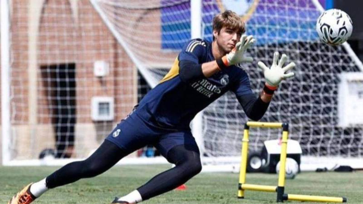 Fran González es el portero titular del Real Madrid Castilla y entrena con el primer equipo. RMCF